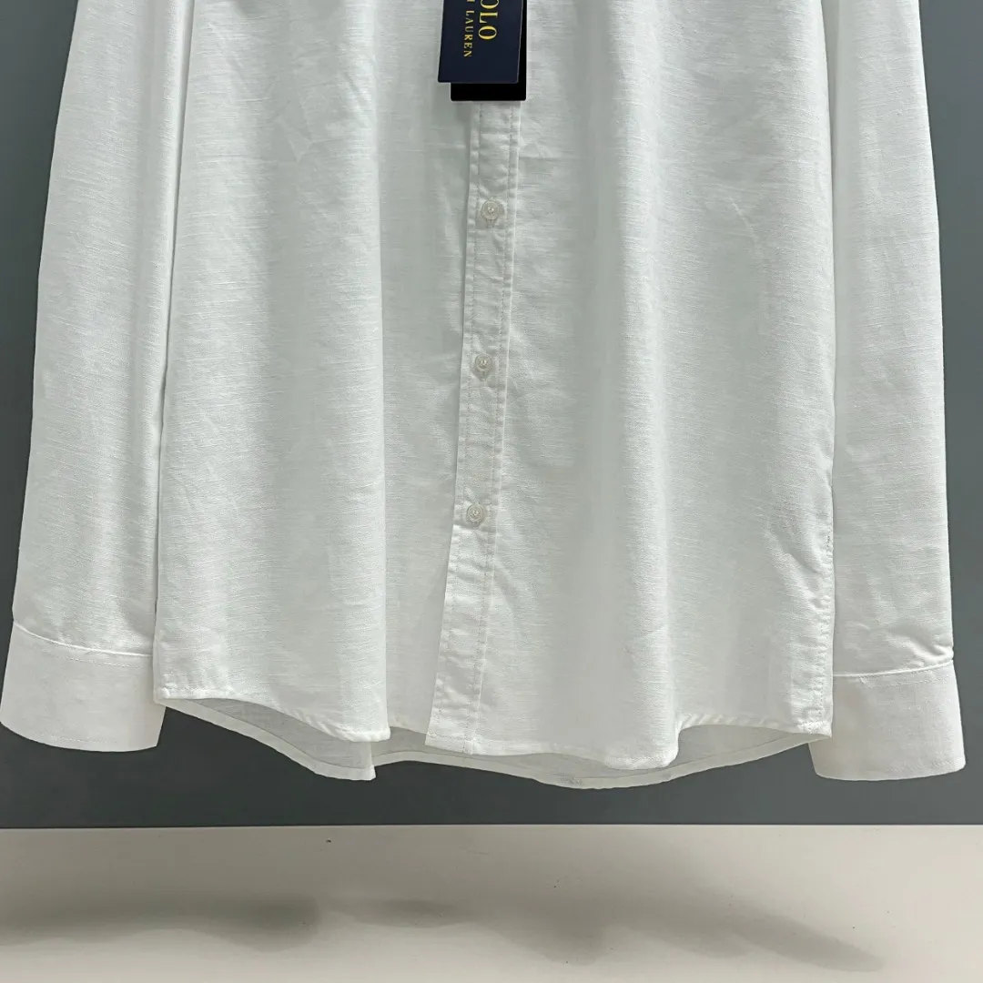 🅿️220 Ralph Lauren/Ralph Lauren early autumn linen embroidered shirt is made of custom-made natural plant fiber linen fabric with a unique bamboo texture. It has a simple and simple beauty. It has a loose fit and a three-dimensional upper body. The lines are smooth and natural. From the shoulder line to the waist line to the hem, the line transition is smooth. There are no unnecessary folds or accumulation. The whole body is neat and stretched. The chest is embellished with the iconic pony embroidery. Simple but highly recognizable. The color transition of the embroidery thread is natural. The stitches are even and uniform in size. The stitches can also connect naturally and the lines are smooth and not stiff. Size: S M L XL
